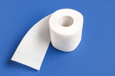 Mavi arka planda tuvalet kağıdı rulosu