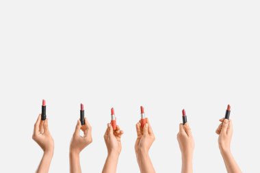 Beyaz arka planda ruj izi olan kadınlar