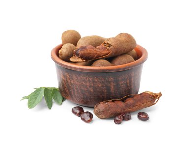 Bir kase lezzetli tamarind ve beyaz arka planda yaprak