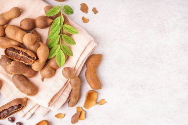 Beyaz arka planda lezzetli tamarindler yığını