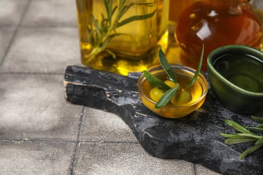 Gri fayansla kaplanmış taze zeytinyağı kaseleri