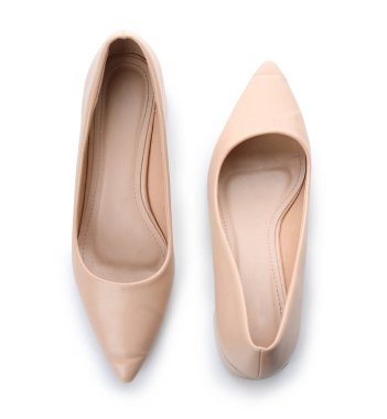 Beyaz arka planda şık bej topuklu