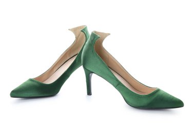 Beyaz arka planda zarif yeşil topuklar