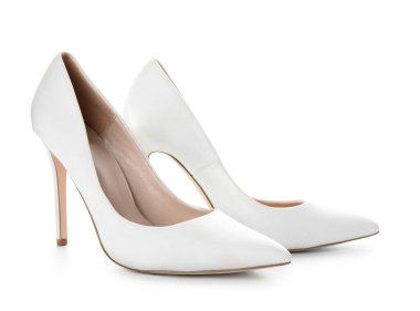 Beyaz arkaplanda yüksek topuklu ayakkabılar