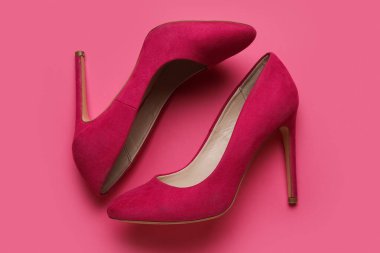 Renkli yüksek topuklu ayakkabılar