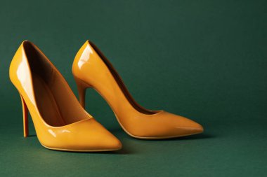 Yeşil arka planda şık sarı topuklular