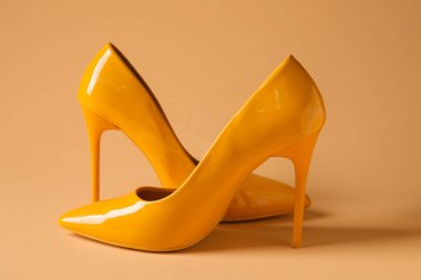 Renkli sarı topuklu ayakkabılar