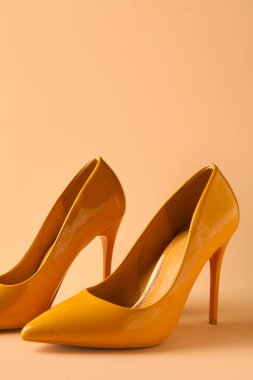 Renkli sarı topuklu ayakkabılar
