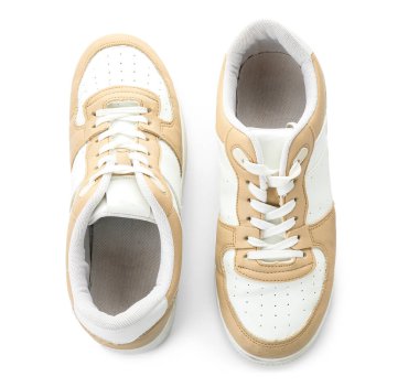 Beyaz arka plan üzerinde şık spor ayakkabı