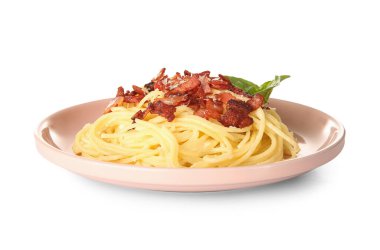 Beyaz arka planda lezzetli makarna tabağı.