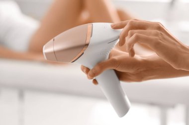 Güzeller güzeli genç bir kadın kuaförde saçlarını keserek ameliyat oluyor.