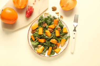 Sarı zemin üzerinde hurma ve ceviz olan lezzetli salata tabağı.