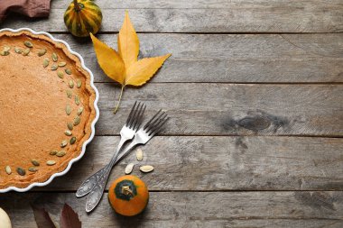 Ahşap zemin üzerinde lezzetli balkabağı turtası olan fırın tabağı