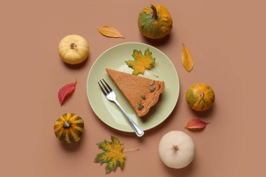 Kahverengi arka planda lezzetli balkabağı turtasıyla sonbahar kompozisyonu