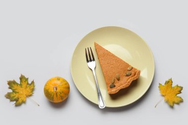 Gri zemin üzerinde lezzetli kabak turtası olan sonbahar kompozisyonu