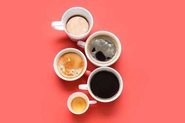 Kırmızı arka planda birçok fincan sıcak kahve