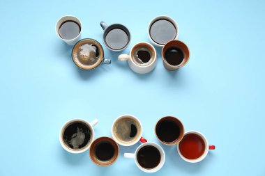 Mavi arka planda bir sürü sıcak kahve