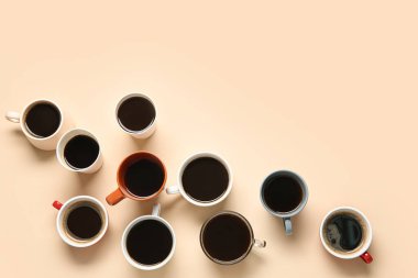 Bej arka planda bir sürü sıcak kahve