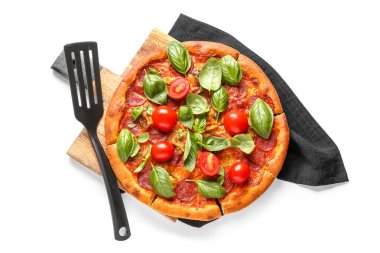 Beyaz arka planda izole edilmiş domatesli ve fesleğenli lezzetli biberli pizza tahtası.