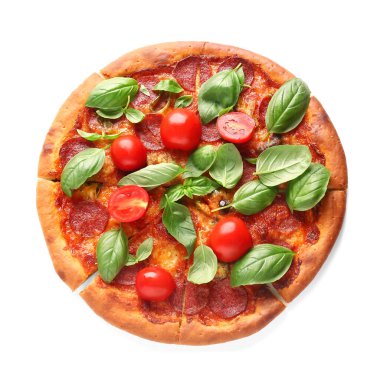 Domatesli ve beyaz arka planda fesleğenli nefis Pepperoni pizzası.