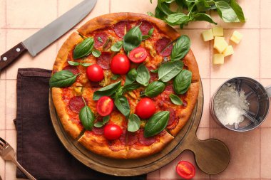 Lezzetli biberli pizza tahtası. Domatesli ve fesleğenli pembe fayanslı.