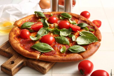 Lezzetli biberli pizza tahtası. Domatesli ve fesleğenli beyaz fayanslı.