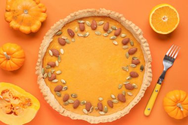 Portakallı, bademli ve renkli tohumlu lezzetli balkabaklı tart.