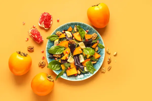Plaat Van Heerlijke Salade Met Persimmon Granaatappel Zaden Walnoot Oranje — Stockfoto