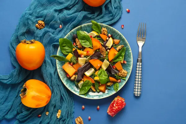 Plaat Van Heerlijke Salade Met Persimmon Walnoot Granaatappel Zaden Blauwe — Stockfoto