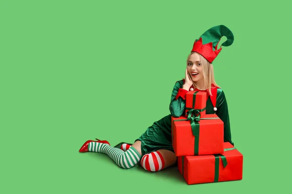 Beautiful Young Woman Elf Costume Christmas Gift Boxes Green Background — Stock Photo, Image