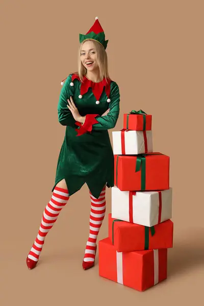 Mulher Bonita Traje Elfo Com Caixas Presente Natal Fundo Marrom — Fotografia de Stock