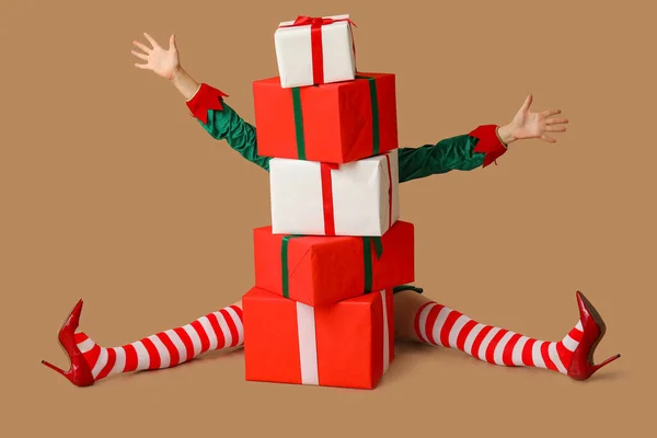 Young Woman Elf Costume Christmas Gift Boxes Brown Background — Stock Photo, Image