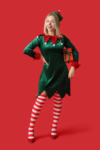 Jovem Feliz Traje Elfo Com Caixa Presente Natal Fundo Vermelho — Fotografia de Stock