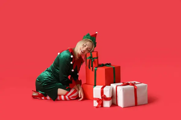 Mulher Bonita Traje Elfo Com Caixas Presente Natal Fundo Vermelho — Fotografia de Stock