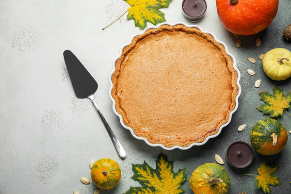Осенняя композиция с вкусным тыквенным пирогом на сером фоне