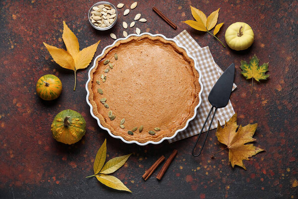 Осенняя композиция с вкусным тыквенным пирогом на коричневом фоне