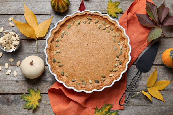 Осенняя композиция с вкусным тыквенным пирогом на деревянном фоне