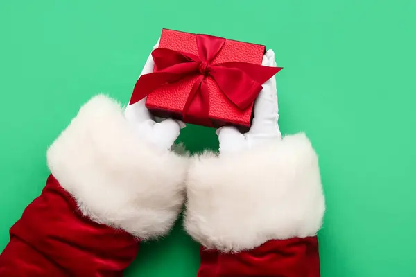 Jultomten Med Röd Presentask Grön Bakgrund — Stockfoto