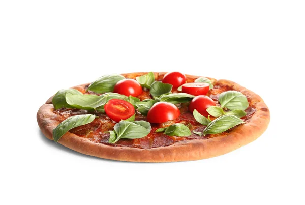 Heerlijke Pepperoni Pizza Met Tomaten Basilicum Witte Achtergrond — Stockfoto