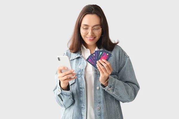 Mladá Žena Kreditní Kartou Mobilním Telefonem Bílém Pozadí Online Nakupování — Stock fotografie