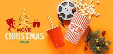 Patlamış mısır, içki, film makarası ve turuncu arka planda Noel dekoru olan pankart.