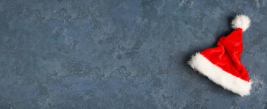Noel Baba şapkası grunge arkaplanda ve metin için yeri var
