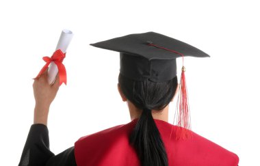 Beyaz arka planda diploması olan kız mezun.