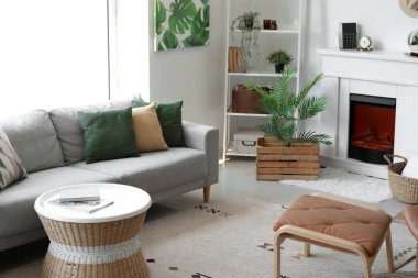 Kanepesi, sehpası ve şöminesi olan rahat bir oturma odası.