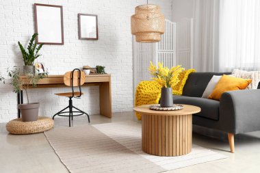 Işıl ışıl oturma odası rahat kanepe, sehpa ve işyeri