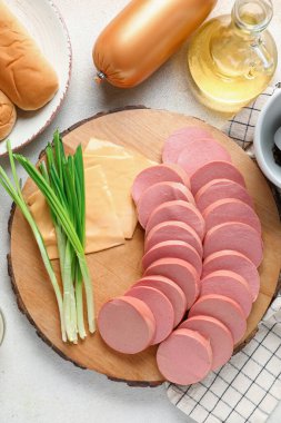 Hafif arka planda lezzetli haşlanmış sosis ve peynirli ahşap tahta tahta.