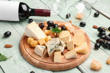 Hafif ahşap zemin üzerinde lezzetli peynir parçaları olan tahta.