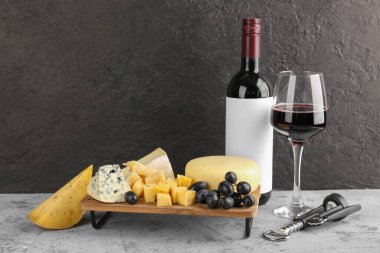 Farklı lezzetli peynir, şarap ve bardaklar.