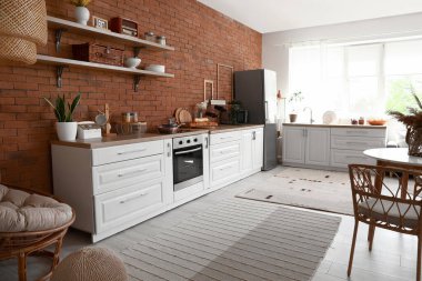 Şık buzdolabı, tezgah ve rafları olan mutfağın içi.