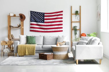 Amerika bayrağı asılmış şık bir oturma odası.